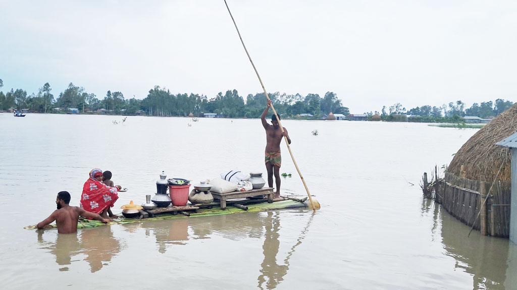 উজানের ঢল ও বৃষ্টিতে উলিপুরের ৪০ হাজার মানুষ পানিবন্দী, তীব্র খাদ্য সংকট 