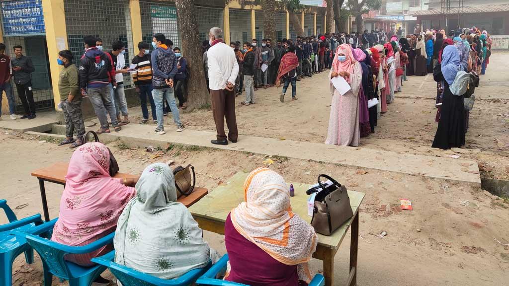 নিয়ামতপুরে করোনার টিকা পেল এইচএসসি পরীক্ষার্থীরা