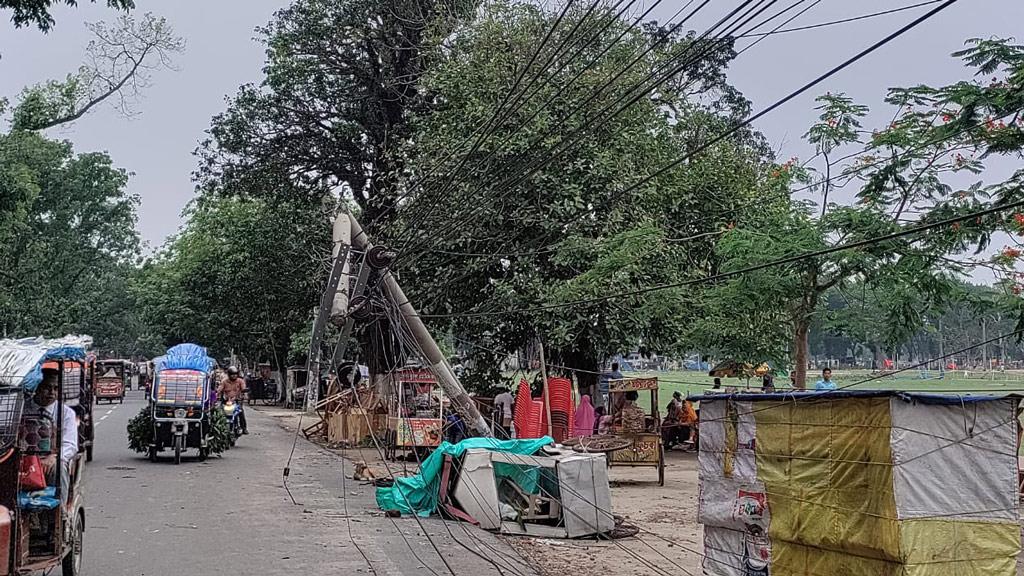 দিনাজপুরে ৫ মিনিটের ঝড়ে ব্যাপক ক্ষতি, বিদ্যুৎ-বিচ্ছিন্ন