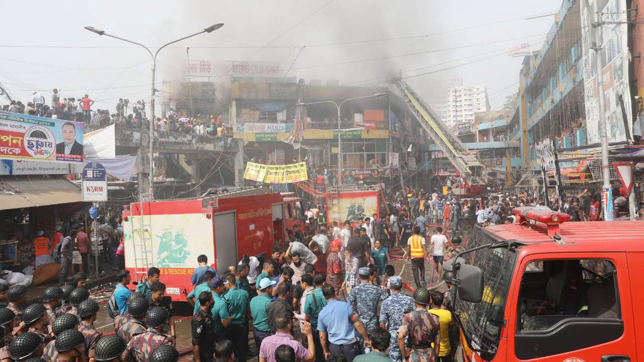 নিউ সুপার মার্কেটের আগুন সাড়ে ৩ ঘণ্টা পর নিয়ন্ত্রণে: ফায়ার সার্ভিস