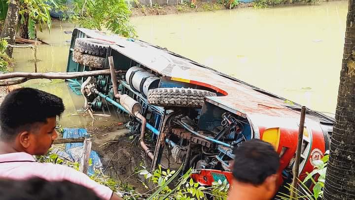 বাস খাদে পড়ার ১১ ঘণ্টা পর যাত্রীর মরদেহ উদ্ধার