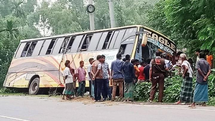 টাঙ্গাইলে ডাকাতি ও ধর্ষণ মামলায় গ্রেপ্তার ১০ জনকে ডিবিতে হস্তান্তর