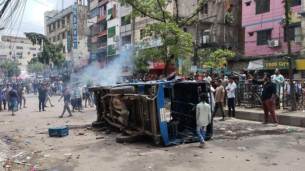 সিএমএম কোর্টের সামনে পুলিশের গাড়িতে আগুন দিয়েছে বিক্ষোভকারীরা