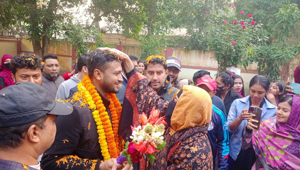 নির্বাচনে জয়ের পর ক্রিকেট নিয়ে ব্যস্ত সাকিব, হতাশ এলাকাবাসী