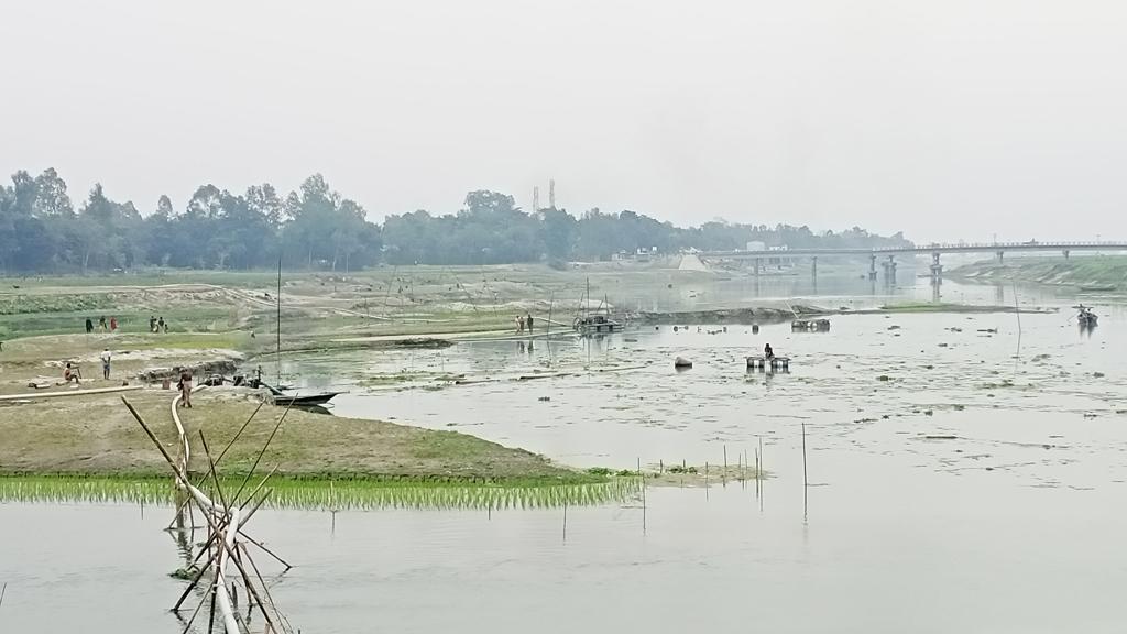 বালু তোলায় তীরে ভাঙন