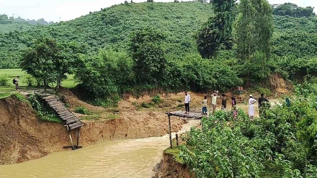 পাহাড়ি ঢলে ভাঙল কাঠের সেতু, যোগাযোগবিচ্ছিন্ন আড়াই হাজার মানুষ