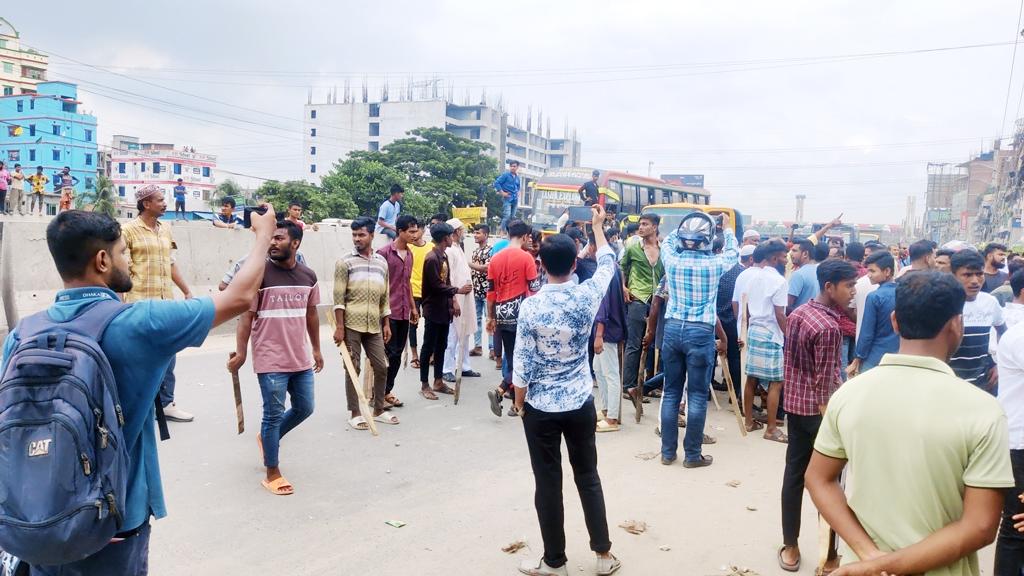 ঢাকা-চট্টগ্রাম মহাসড়কে লাঠিসোঁটা নিয়ে আওয়ামী লীগের মিছিল