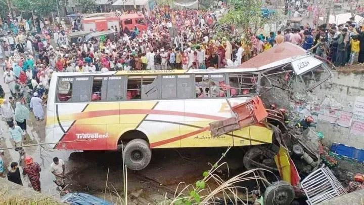 শিবচরে ইমাদ পরিবহনের বাস খাদে: অপরিকল্পিত এক্সপ্রেসওয়েকে দুষল বুয়েট