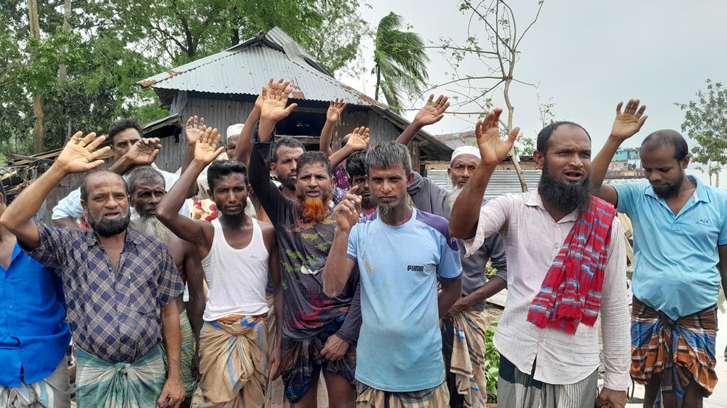 বারবার ভুক্তভোগী পরিবারের সদস্যরা ত্রাণ নয়, টেকসই বাঁধ চান