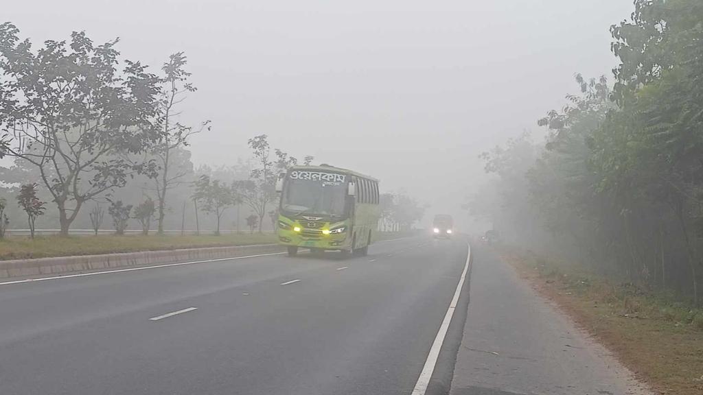 ঘন কুয়াশায় যানবাহনের ধীর গতি পদ্মা সেতুর এক্সপ্রেসওয়েতে