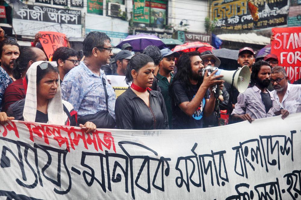 ছাত্রদের আন্দোলনে সংহতি জানিয়ে রাজপথে শিল্পীরা