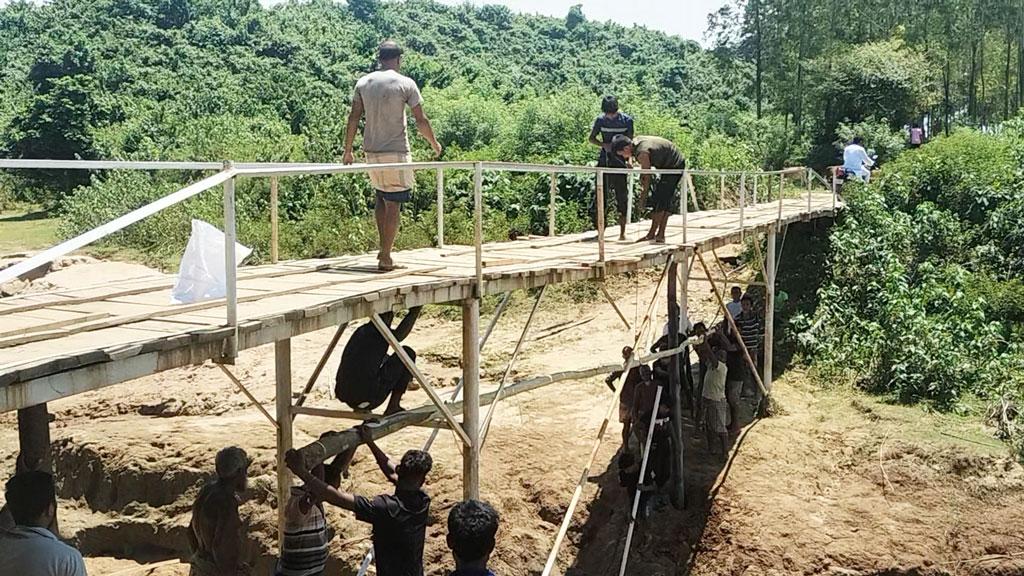 জোড়াতালির কাঠের সেতুই ভরসা, স্থায়ী ব্যবস্থার দাবি দুর্গাপুরের সীমান্তবর্তী মানুষের 