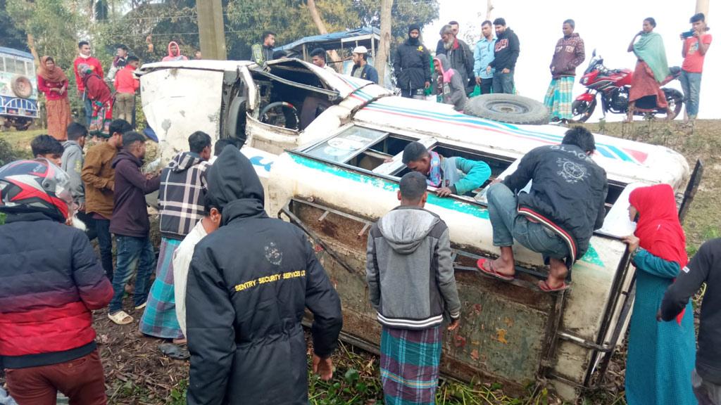 হবিগঞ্জে ওভারটেক করতে গিয়ে দুই বাসের সংঘর্ষ, নিহত ৩