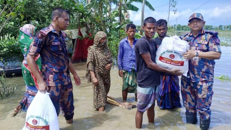 বিজিবির উদ্যোগে বন্যার্তদের মাঝে ত্রাণ বিতরণ ও চিকিৎসাসেবা অব্যাহত