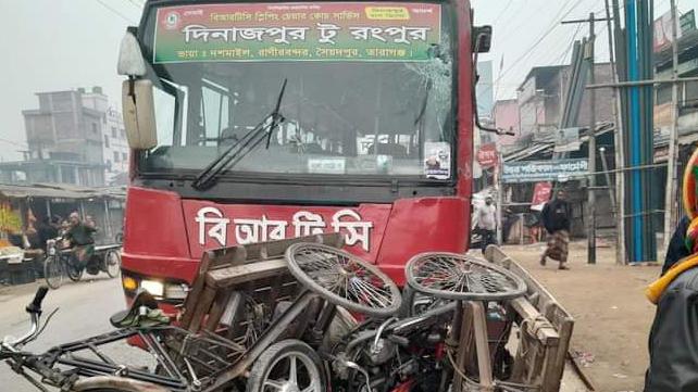 দিনাজপুরে দাঁড়িয়ে থাকা ভ্যানে বিআরটিসি বাসের ধাক্কা, নিহত ৪