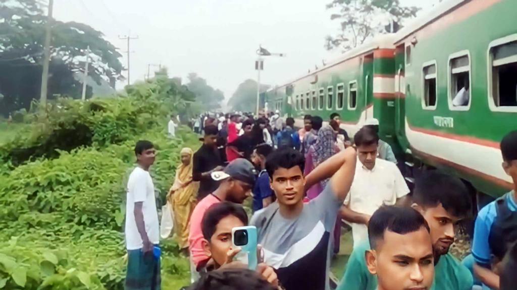 কিশোরগঞ্জ এক্সপ্রেসের বগি লাইনচ্যুত, ট্রেন চলাচল বন্ধ