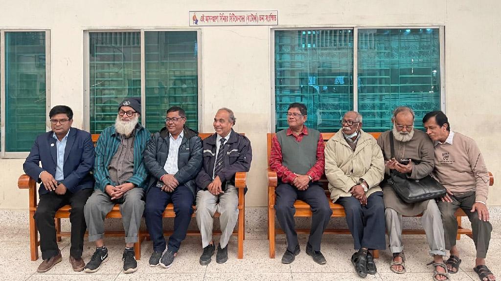 স্টেশনে প্রবীণেরা পাবেন বসার জায়গা ও আলাদা টিকিট কাউন্টার