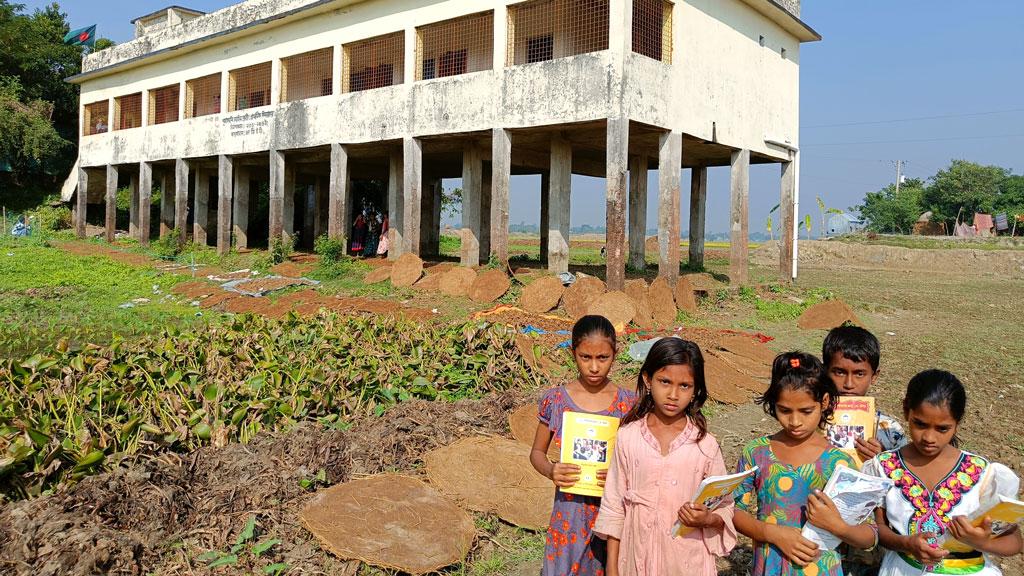 রাস্তা নেই বিদ্যালয়ের, ভোগান্তিতে শিক্ষক-শিক্ষার্থীরা