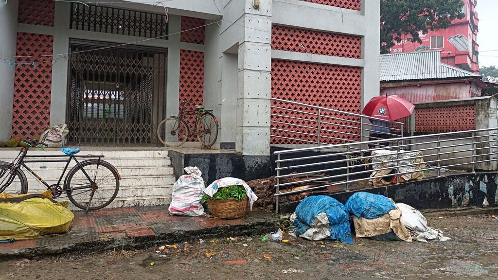 উদ্বোধনের দুই বছরেও চালু হয়নি মুক্তিযোদ্ধা ভবন, বসছে সবজির বাজার