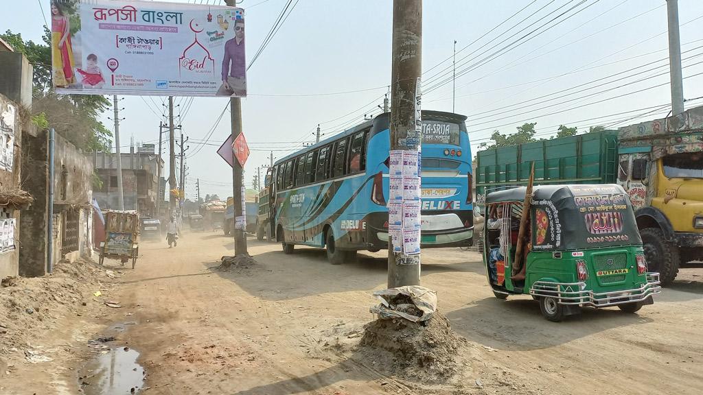 সড়কের মাঝে বিদ্যুতের খুঁটি