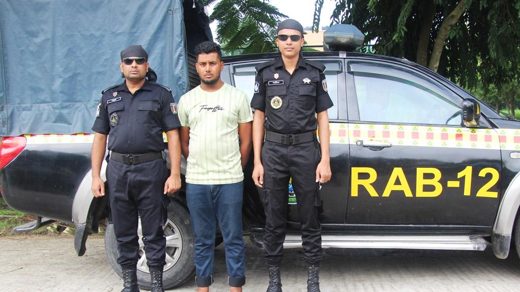 সিরাজগঞ্জে দোকান কর্মচারী হত্যা, আমৃত্যু কারাদণ্ডপ্রাপ্ত আসামি গ্রেপ্তার