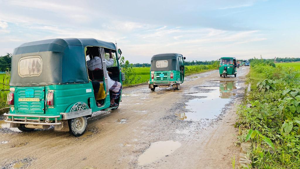 ১০ মাসেও শেষ হয়নি কাজ সড়কে চলাচলে দুর্ভোগ