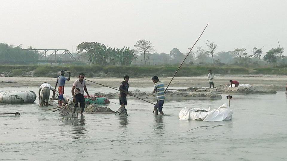 নদীতে পানিপ্রবাহ কমে যাওয়ায় পাথরসংকট