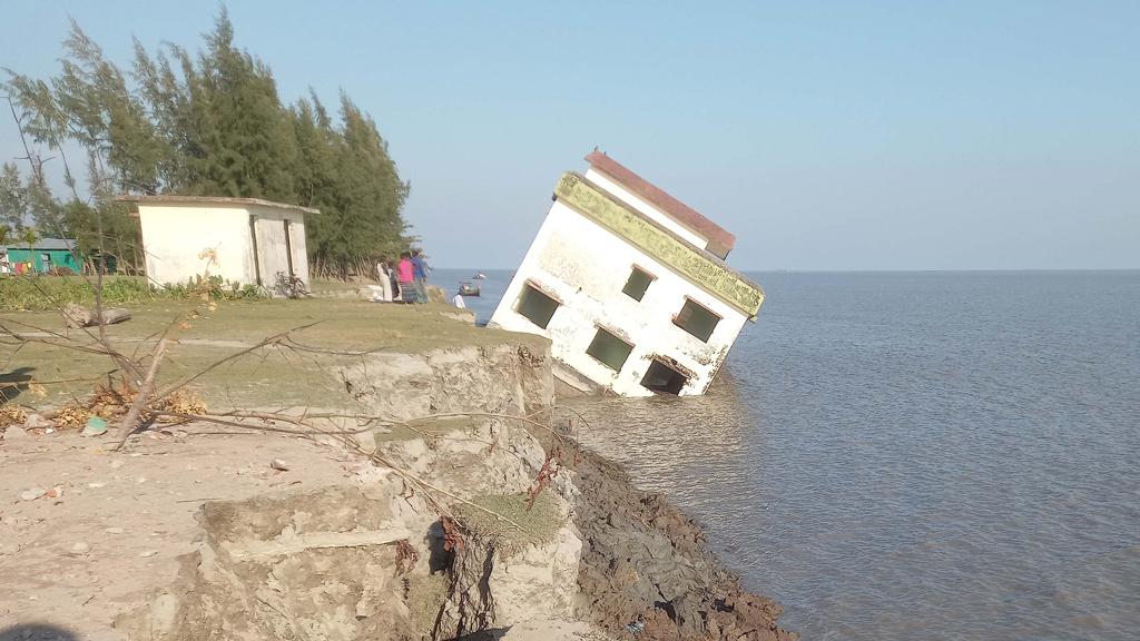 অসময়ের নদীভাঙনে বাড়িঘর বিলীন