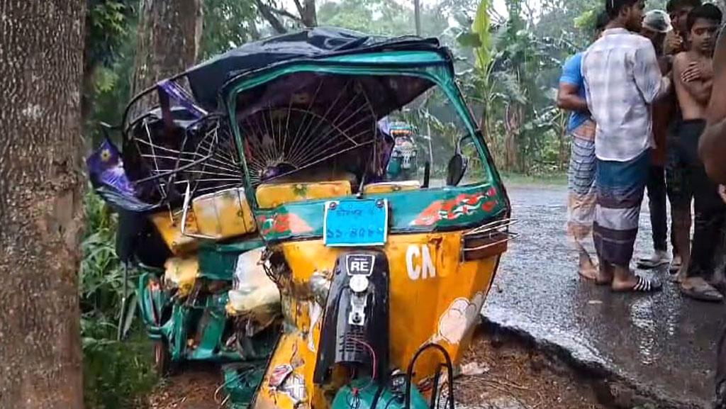 চাঁদপুরে পিকআপ-অটোরিকশা সংঘর্ষে বাবা-ছেলে নিহত