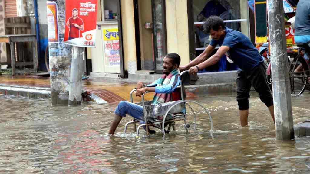 যশোরে ২ দিনের টানা বৃষ্টিতে সড়কে জলাবদ্ধতা, ভোগান্তি