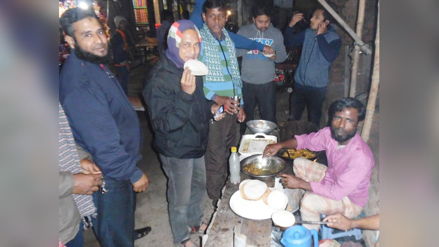 জমে উঠেছে পিঠা বিক্রি