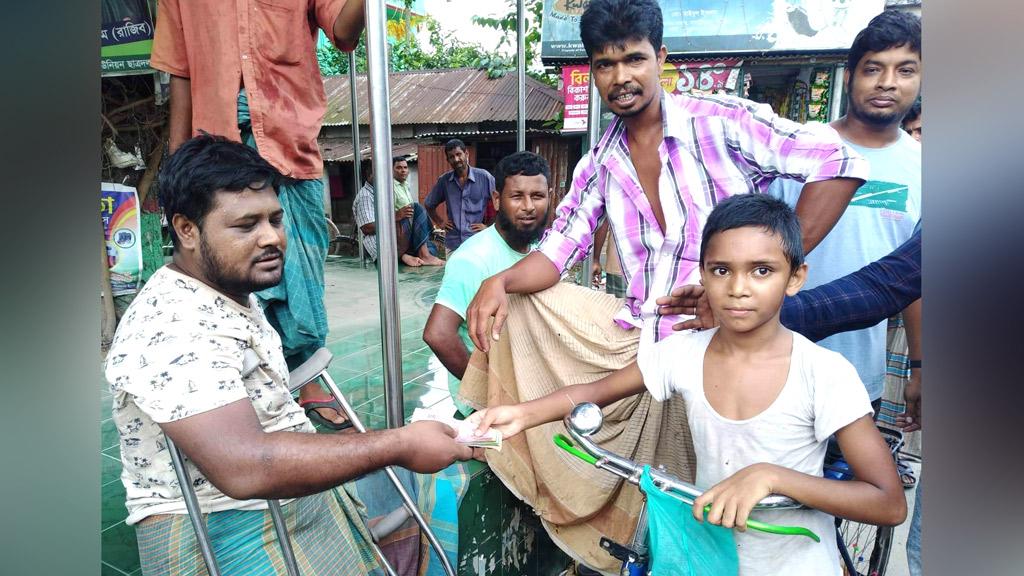 রাস্তায় পাওয়া টাকা ফেরত দিয়ে প্রশংসায় ভাসছে শিশু সাকিব