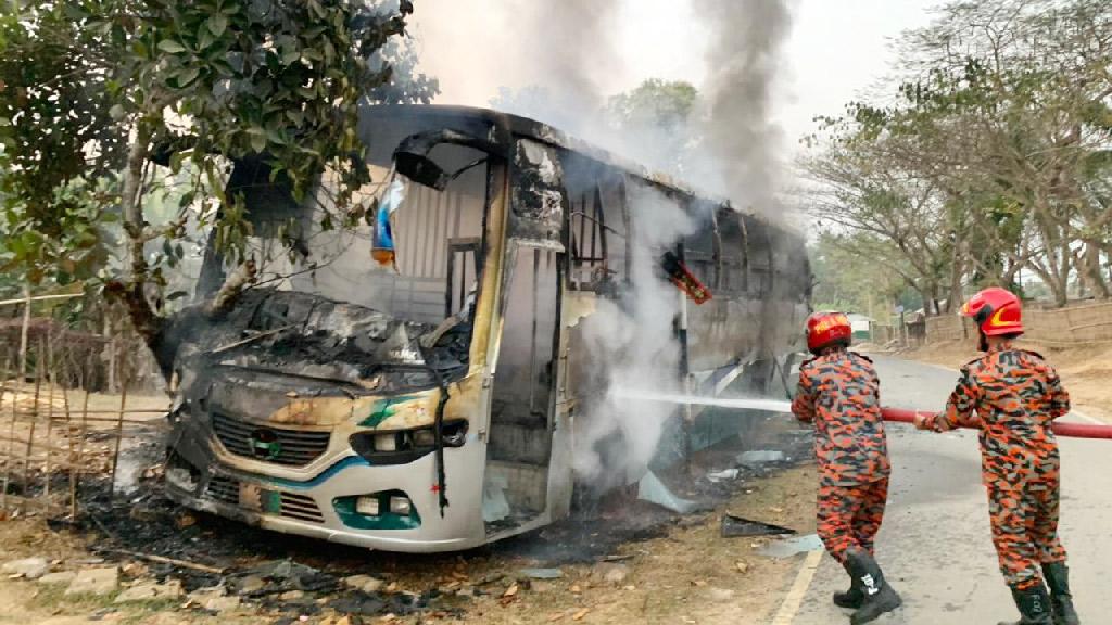 দীঘিনালায় যাত্রীবাহী বাসে আগুন, আরোহীরা অক্ষত