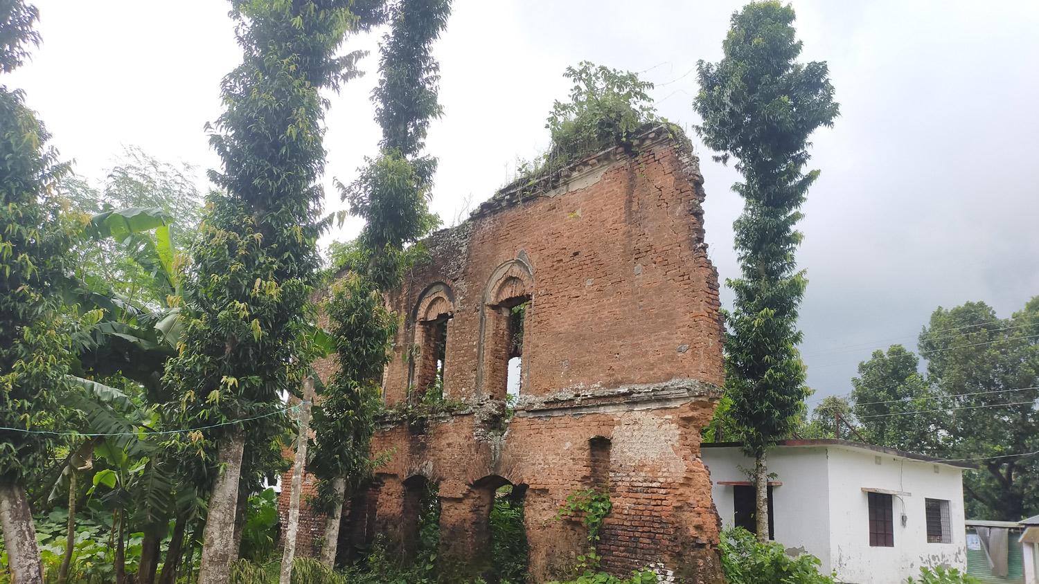 কালের সাক্ষী হয়ে দাঁড়িয়ে আছে জমিদারবাড়ি