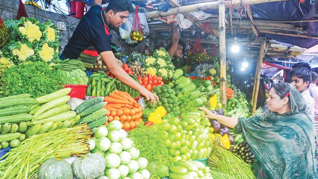 বাজারে শীতের সবজি, দামও বেশ চড়া