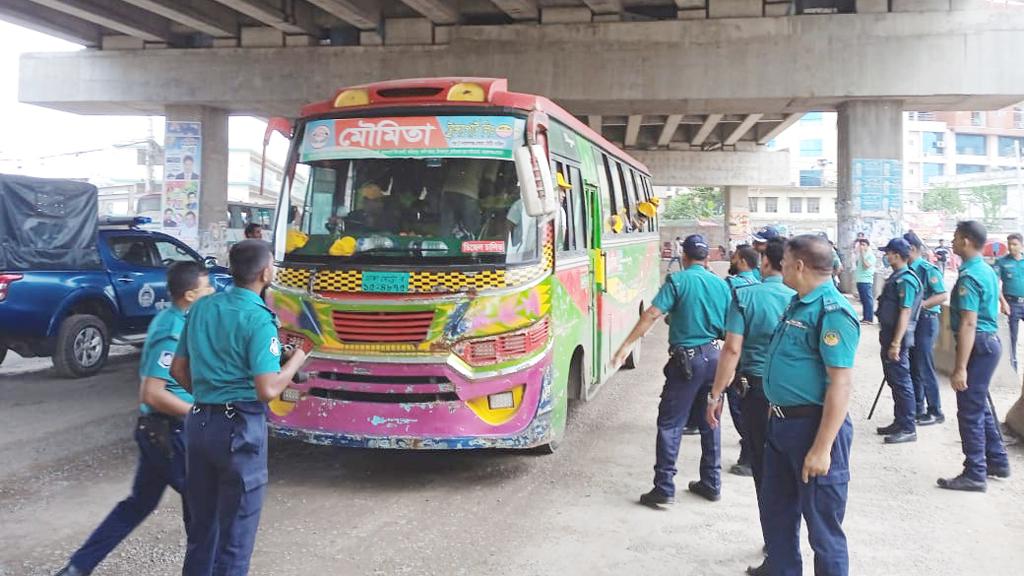 উত্তরায় তল্লাশি: গাজীপুর সিটির মেয়র পদপ্রার্থী রনিসহ ৩০ জন আটক