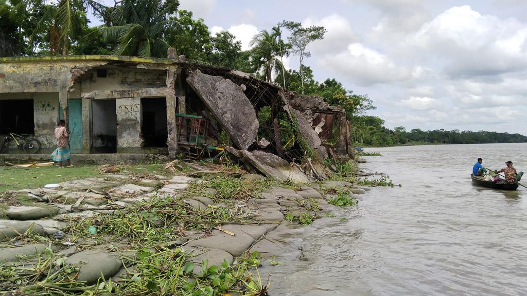 ঝালকাঠিতে বিষখালী নদীর ভাঙনে ঝুঁকিতে মাধ্যমিক বিদ্যালয়