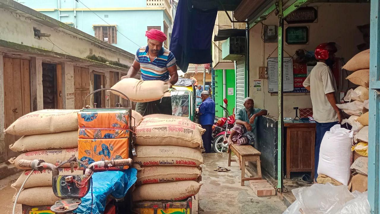 চাল কিনতেই হিমশিম