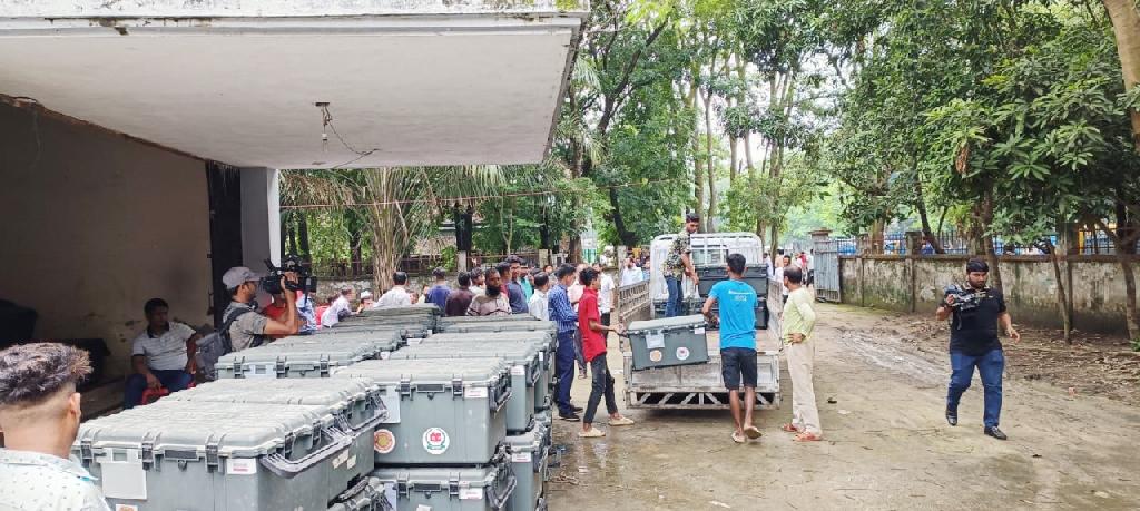 কুসিক নির্বাচন: কেন্দ্রে কেন্দ্রে যাচ্ছে ইভিএমসহ ভোটের সরঞ্জাম