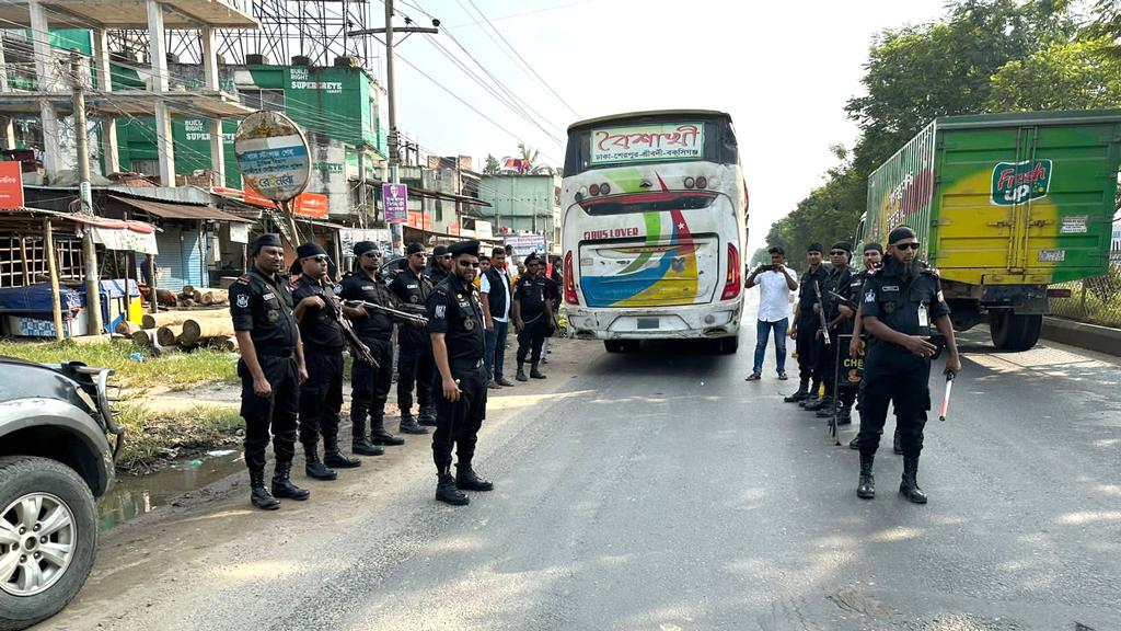 গাজীপুরে মোবাইল ফোন তল্লাশি ও হয়রানির অভিযোগ যাত্রীদের 