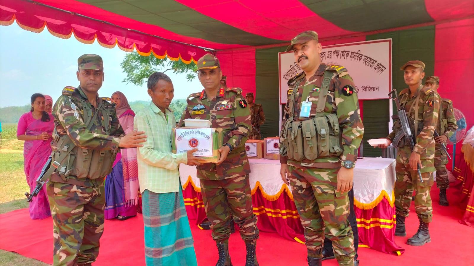 অসহায়-দুস্থ ৭০০ পরিবারের মাঝে সেনাবাহিনীর ঈদ উপহার বিতরণ