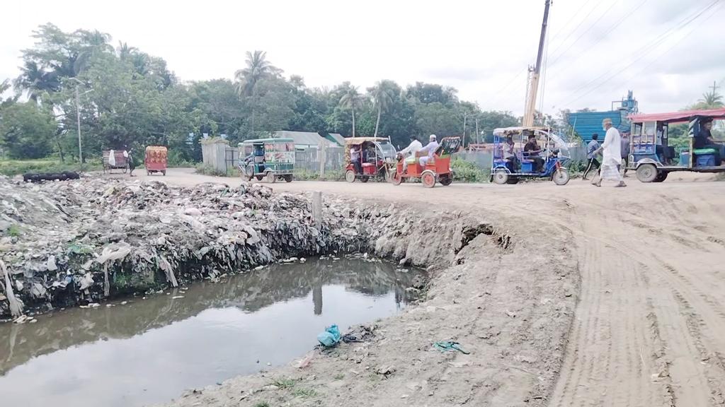 দুর্গন্ধে মন বসে না পাঠে