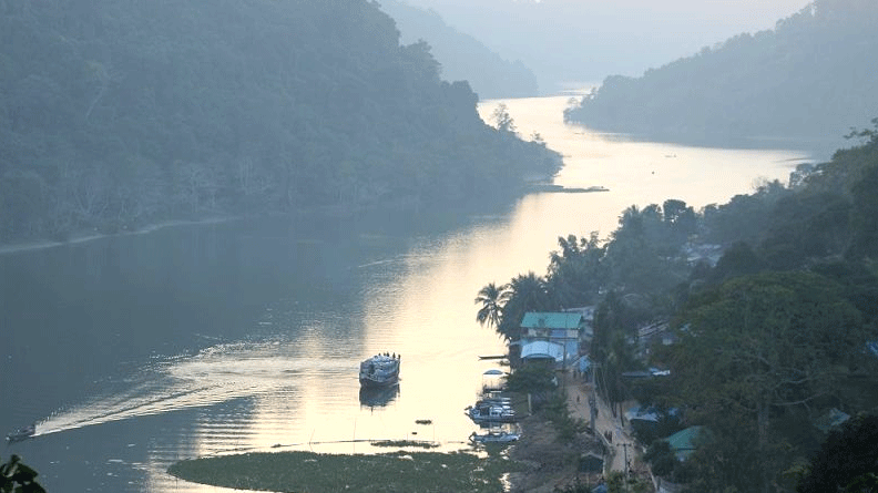 কর্ণফুলীতে পাচারকালে ১৩ হাজার লিটার পাম অয়েল জব্দ