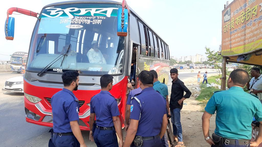 আসার আগে বউয়ের মোবাইল ফোন নিয়ে এসেছি: ঢাকামুখী বিএনপির এক নেতা