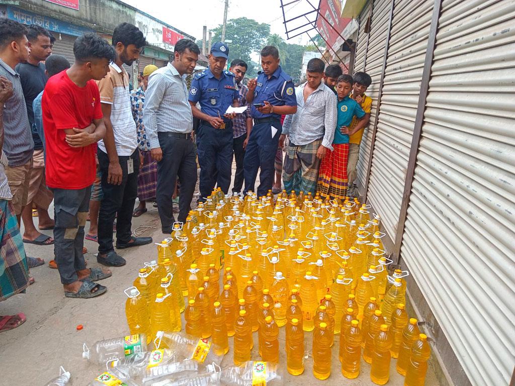 ওএমএসের ডিলারের বাড়ি থেকে টিসিবির ১৯২ বোতল তেল ও ৫ বস্তা ডাল জব্দ 