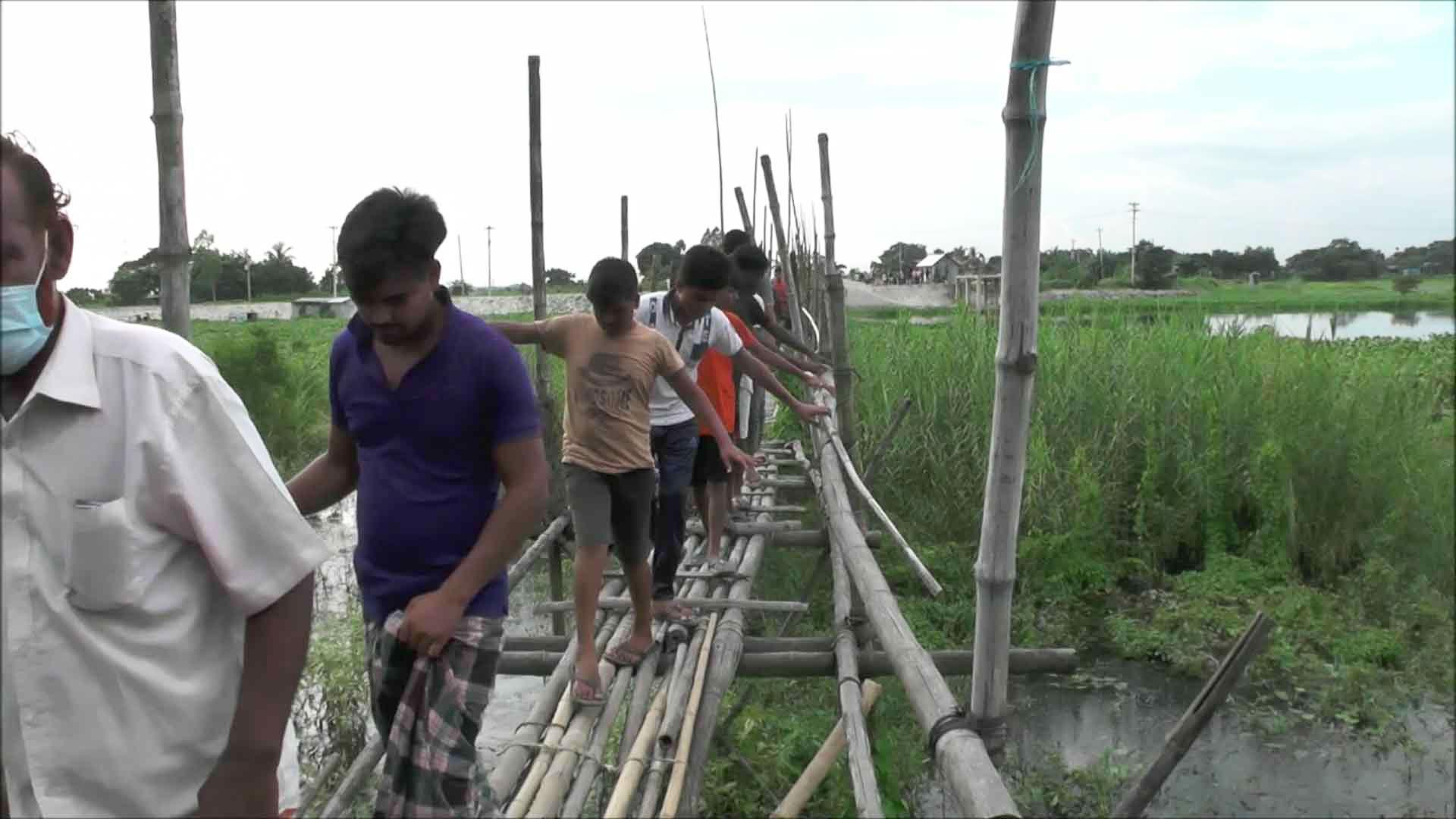 ৩০ হাজার মানুষের ভরসা  বাঁশের সাঁকো