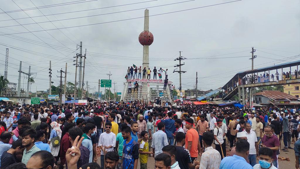 পটুয়াখালী-ঢাকা মহাসড়ক অবরোধ করে শিক্ষার্থীদের বিক্ষোভ, সাংবাদিক আহত