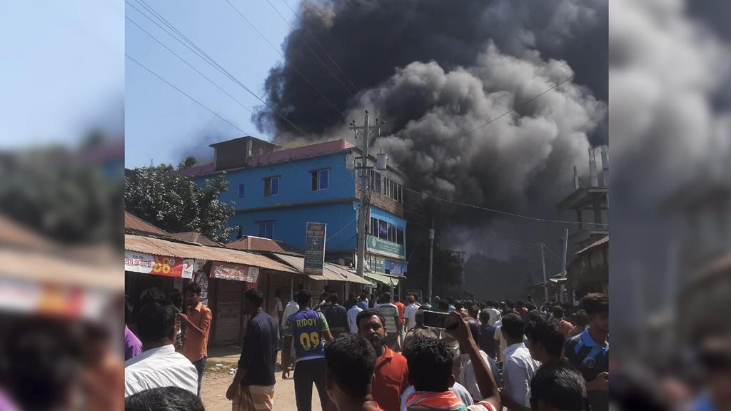 বড়াইগ্রামে তেলের দোকানে আগুন