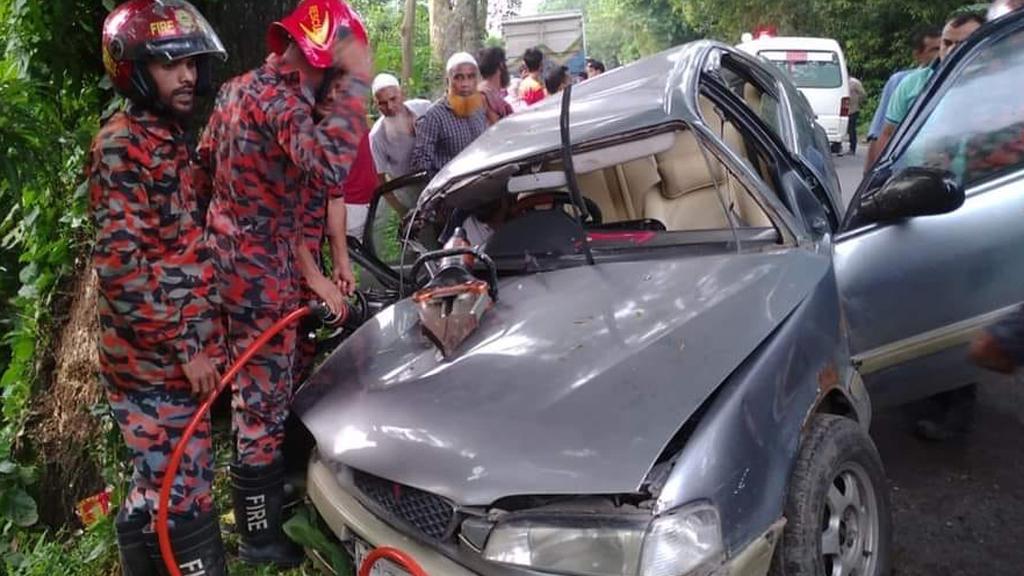 নিয়ন্ত্রণ হারিয়ে প্রাইভেট কার ধাক্কা দিল গাছে, ইন্টার্ন চিকিৎসকের মৃত্যু 