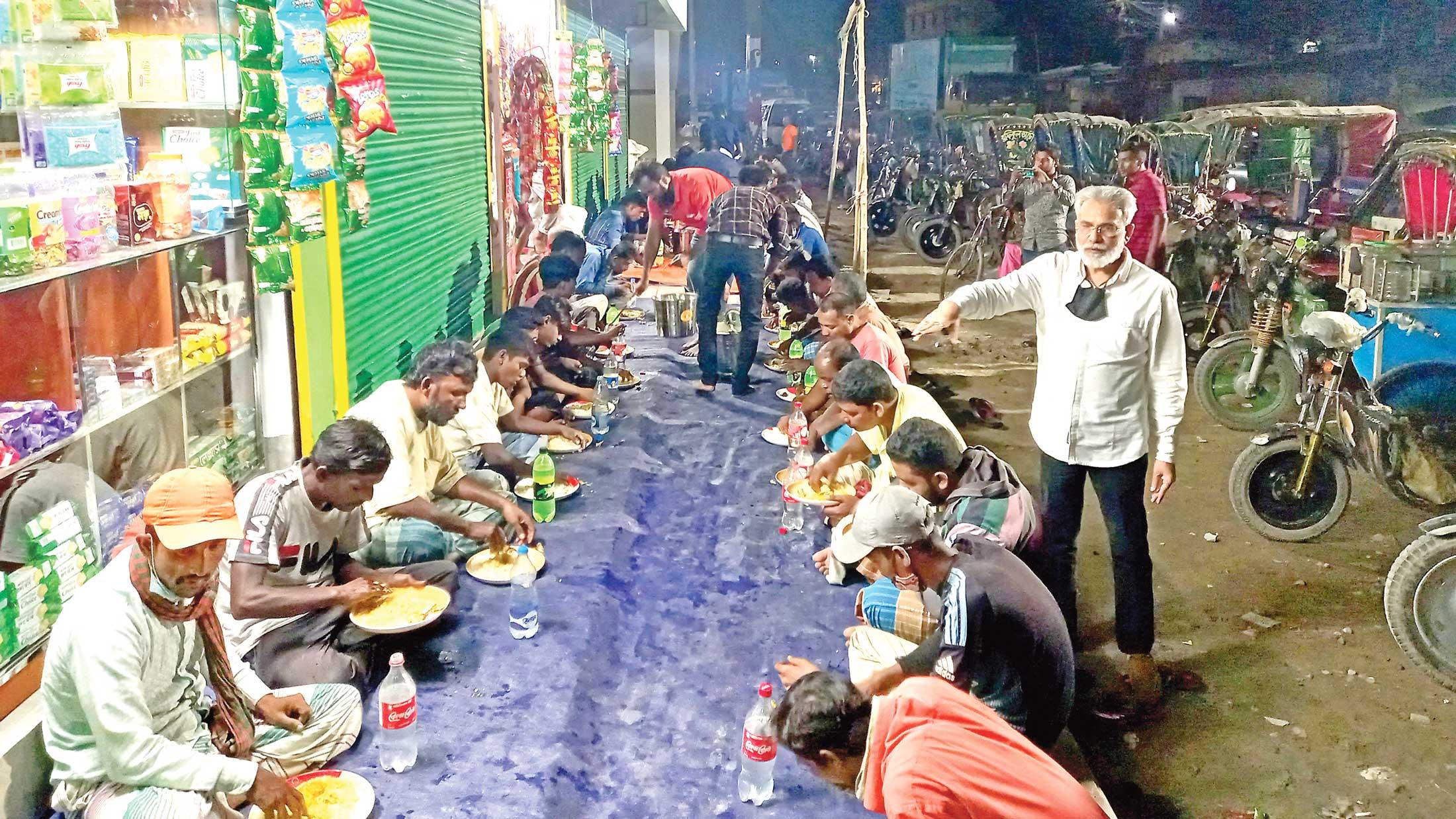 রেস্তোরাঁর লাভের টাকায় ছিন্নমূলদের পেটপুরে খাওয়ান তিনি